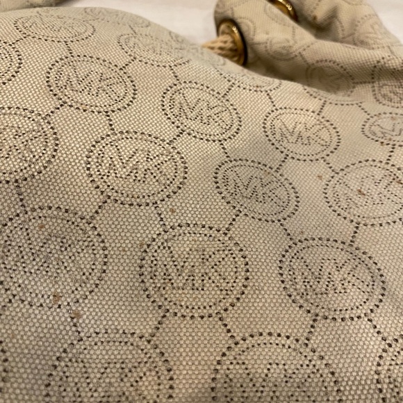 Michael Kors Large Signature Marina Tote - Picture 7 of 11